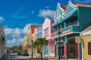 克拉伦代克Bonaire 2 Stay Playa的城市里一条有五颜六色建筑的街道
