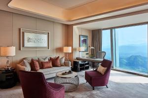深圳深圳瑞吉酒店的客厅配有沙发、椅子和书桌