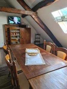 曼泰加什Glaciar Guest House的一间带木桌和电视的用餐室