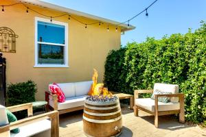 佩塔卢马Spacious Renovated Petaluma Home- Pool Table, Fire Pit, Parking的庭院设有火坑、沙发和椅子