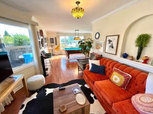 佩塔卢马Spacious Renovated Petaluma Home- Pool Table, Fire Pit, Parking的客厅配有沙发和桌子