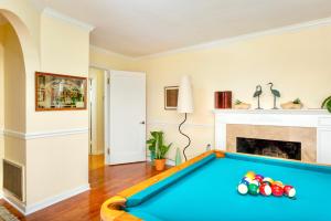 佩塔卢马Spacious Renovated Petaluma Home- Pool Table, Fire Pit, Parking的客厅设有台球桌