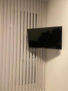 贝尔恩卡斯特尔-库斯Pension MonaLisa的挂在墙上的平板电视,带垂直百叶窗