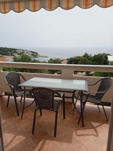 伦Apartmani Vesna的海景阳台上的桌椅