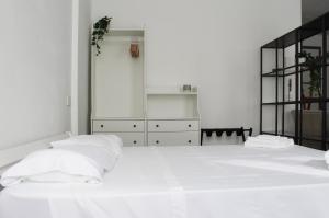 布雷西亚Appartamento Tiffany的卧室配有白色大床和白色枕头