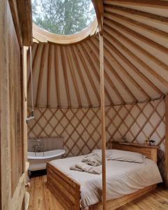OstanaMonvisoRelax的蒙古包内一间卧室配有一张床和一个水槽