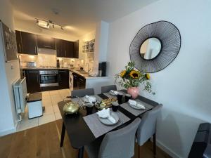 伦敦Peloton Organic Health Apartment in Angel, Old Street, Islington的一间带桌子和镜子的用餐室