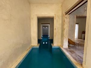 拉穆Swahili Dreams Apartments的一座建筑中一个空房间,有游泳池