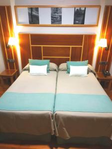 拉卡尔洛塔Hotel Carmen的一张大床,房间上有两个枕头