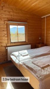 ReynistaðurArmuli的小木屋内一间卧室,配有一张床