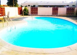莫德斯托顶点旅馆的蓝色的水的大型游泳池