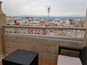 库列拉Casa con terraza a 10min de la playa的市景阳台