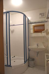 格绍韦林芬尼公寓的带淋浴和盥洗盆的浴室
