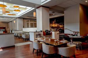 切斯特菲尔德圣路易斯西万豪酒店的一间带桌椅的餐厅和一间酒吧