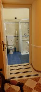 巴勒莫Hotel Trinacria的浴室配有卫生间、盥洗盆和淋浴。