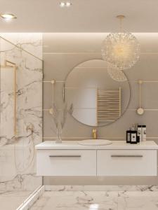 巴库Luxary Home VIP Flora inn的白色的浴室设有水槽和镜子