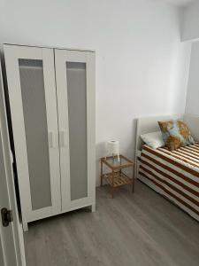 塞维利亚Ameyal Madre Rafols的一间卧室配有床和白色橱柜