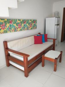 塞古罗港Recanto Taperapuan Residencial Mont Carmelo的一张沙发和一张桌子