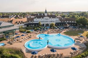 贝利罗曼维利而万豪度假巴黎省酒店的享有度假胜地的空中景致,设有2个游泳池