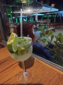 塞古罗港Recanto Taperapuan Residencial Mont Carmelo的一杯酒,一杯酒,一杯石灰片在桌子上