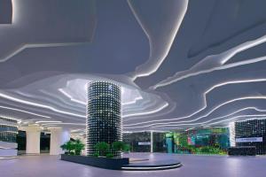 吉隆坡Le Méridien Kuala Lumpur的弯曲天花板的建筑的 ⁇ 染