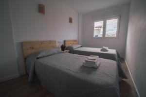 格罗韦Laxiela Apartment的一间卧室设有两张床和窗户。
