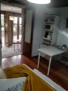 布拉加Quinta dos Campos - Apartamento 2的客厅配有白色桌子和桌子