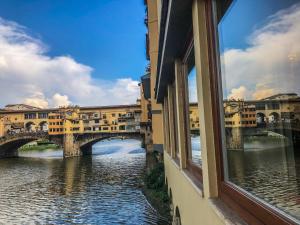 佛罗伦萨Leonardo luxury apartment的从桥窗上欣赏河景