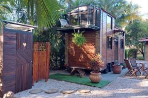 圣克鲁斯Tiny House Villa...的上面设有阳台的小房子