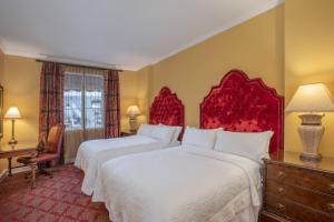圣奥古斯丁莫尼卡万豪AC豪华生活酒店的酒店客房,设有两张带红色床头板的床