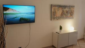 拉迪斯波利Casetta Seaside的挂在墙上的平面电视