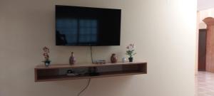 帕查卡马克Las buganvilias的壁挂式平面电视,带架子