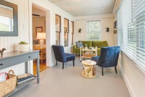 查尔斯顿Country Home Near EIU and Lake Charleston!的客厅配有蓝色的椅子和桌子