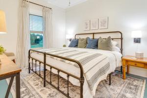 查尔斯顿Country Home Near EIU and Lake Charleston!的一间卧室配有一张床、一张书桌和一个窗户。