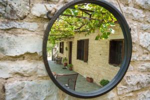 阿里斯蒂Euaggelias & Cristianas House的砖墙中庭院的镜子反射