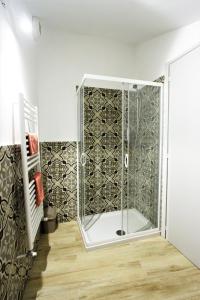 卡利亚诺In Monferrato da Valentina的浴室里设有玻璃门淋浴
