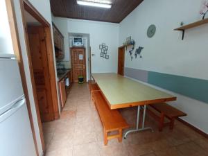 La RieraAlojamiento covadonga的一间厨房,内设一张木桌