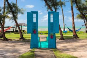 嘎林海斯港雅乐斯德德玛拉赛普旅馆的棕榈树公园的蓝色门
