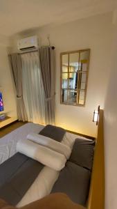名古屋Japanese Zen Room Citra Plaza Nagoya Batam的一间卧室配有一张带白色床单和镜子的床