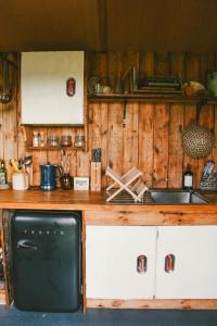 HeydonInfinite Skies Tipi's的厨房配有带水槽和炉灶的台面
