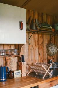 HeydonInfinite Skies Tipi's的厨房设有木墙和木制台面