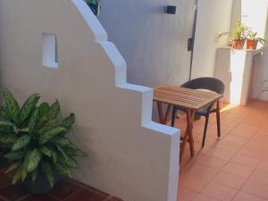 阿约拉港Suite amoblada en Santa Cruz的楼梯,带桌子和桌椅