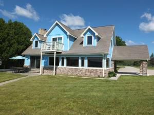阿斯彭The Life Aquatic - Lakefront Kayaks Included!的草坪上带甲板的蓝色房屋