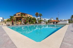 佩尼亚斯科港Sandy Beach Costa Diamante E15 House Game Room Dog Friendly的蓝色海水度假村的游泳池