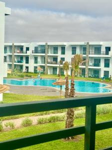 西迪拉哈尔Sidi Rahal的从带游泳池的酒店阳台欣赏风景