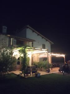 佩鲁贾Casale Mille e una Notte的夜晚在庭院里灯火通明的房子
