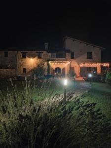 佩鲁贾Casale Mille e una Notte的夜晚的房子,前面有院子