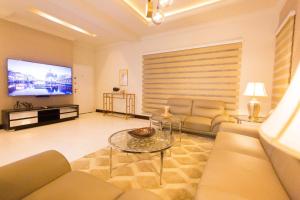库马西Kumasi Luxury Apartments @ The Fairview的带沙发和电视的客厅