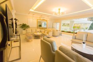 库马西Kumasi Luxury Apartments @ The Fairview的带沙发和桌椅的客厅