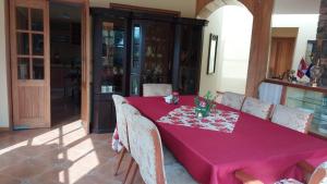 帕查卡马克Las buganvilias的餐桌和粉红色桌布